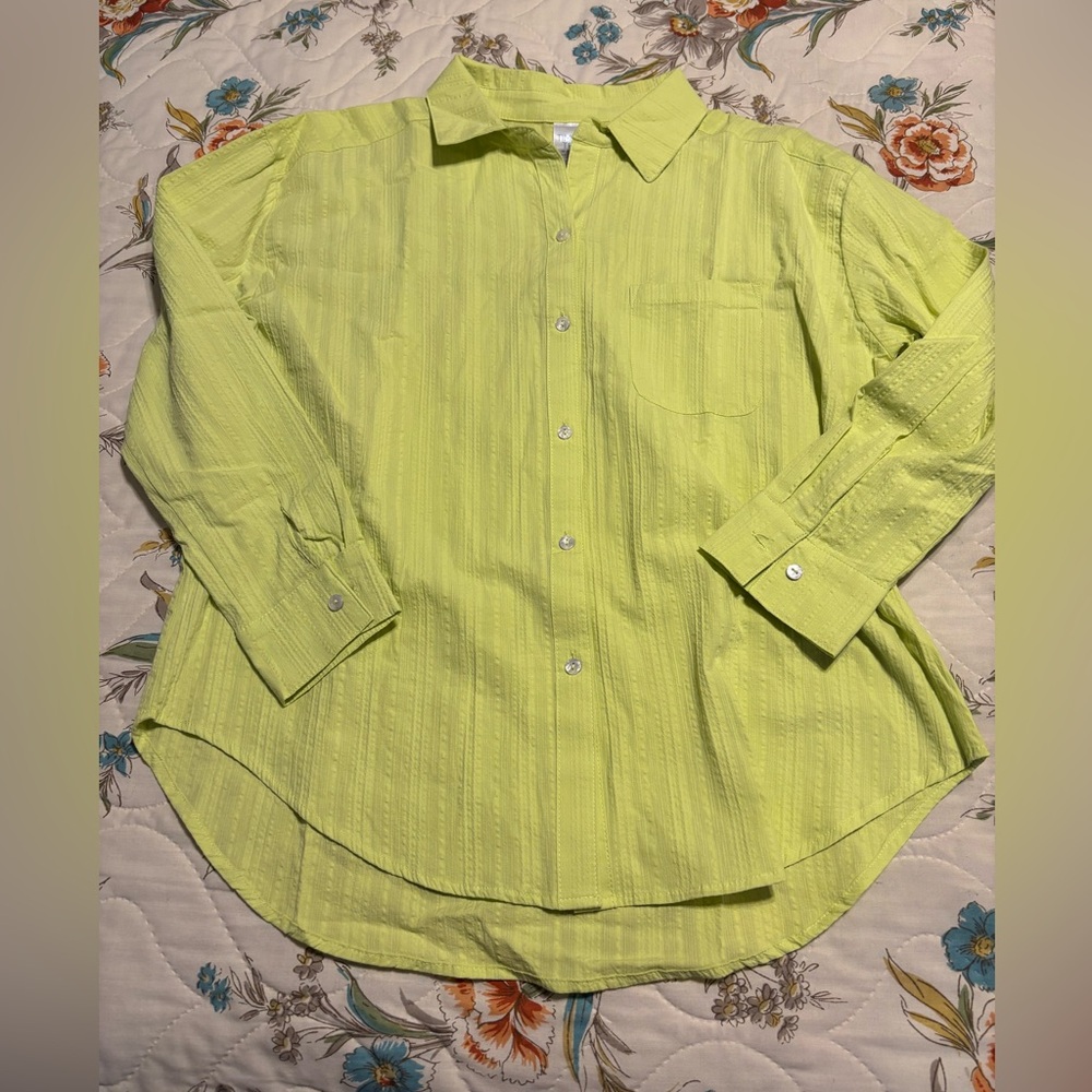 Women’s M button down top